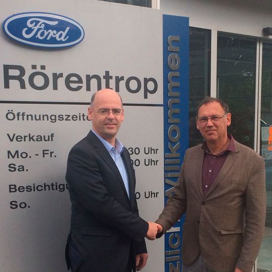 Georg Dillhage (li.), Geschäftsführer der Ebber-Fischer-Gruppe, und Frank Rörentrop, Geschäftsführer von Ford Rörentrop. Georg Dillhage (li.), Geschäftsführer der Ebber-Fischer-Gruppe, und Frank Rörentrop, Geschäftsführer von Ford Rörentrop.