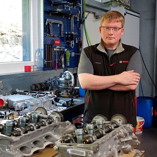 Kfz-Unternehmer Sascha Hasanovic und seine Motorenteile: Motoren und Getriebe sind seine Welt und haben HAS Antriebstechnik überregional bekannt gemacht. Kfz-Unternehmer Sascha Hasanovic und seine Motorenteile: Motoren und Getriebe sind seine Welt und haben HAS Antriebstechnik überregional bekannt gemacht.