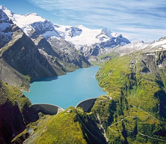 Insbesondere das Potenzial der Wasserkraft erlaubt es Österreich, eine komplette Stromversorgung aus erneuerbaren Energien bis 2030 anzustreben. Insbesondere das Potenzial der Wasserkraft erlaubt es Österreich, eine komplette Stromversorgung aus erneuerbaren Energien bis 2030 anzustreben.