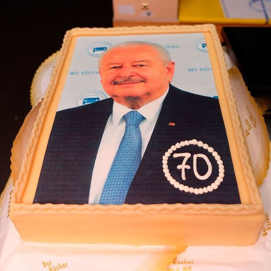 Happy Birthday: Großer Empfang zum 70. Geburtstag von ZDK-Präsident Jürgen Karpinski bei Auto Schmitt in Frankfurt. Happy Birthday: Großer Empfang zum 70. Geburtstag von ZDK-Präsident Jürgen Karpinski bei Auto Schmitt in Frankfurt.