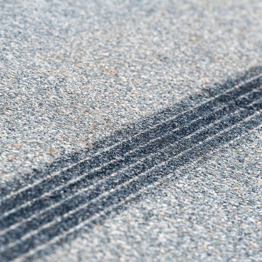Abb.1: Reifenabrieb stellt laut aktuellen Studien fast ein Drittel des in Gewässern gefundenen Mikroplastiks. Abb.1: Reifenabrieb stellt laut aktuellen Studien fast ein Drittel des in Gewässern gefundenen Mikroplastiks.