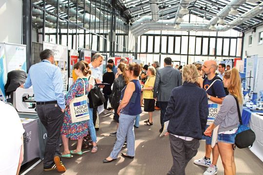 Auf der Lab-Supply kommen die Besucher leicht mit den Ausstellern ins Gespräch, wie hier in Berlin 2019. Auf der Lab-Supply kommen die Besucher leicht mit den Ausstellern ins Gespräch, wie hier in Berlin 2019.