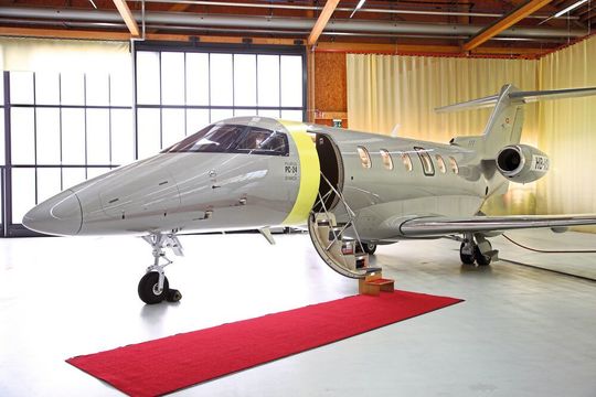 Connova ist Spezialist für die Bearbeitung von Hightech-Werkstoffen, wie carbon-, aramid oder glasfaserverstärkte Compositebauteile. Das Unternehmen ist außerdem zertifizierter Partner für die Pilatus AG, die etwa den hier im Bild zu sehenden Business-Jet PC 24 baut. Ein neu entwickelter Faserverbundnibbler von Trumpf unterstützt die Experten jetzt dabei. Connova ist Spezialist für die Bearbeitung von Hightech-Werkstoffen, wie carbon-, aramid oder glasfaserverstärkte Compositebauteile. Das Unternehmen ist außerdem zertifizierter Partner für die Pilatus AG, die etwa den hier im Bild zu sehenden Business-Jet PC 24 baut. Ein neu entwickelter Faserverbundnibbler von Trumpf unterstützt die Experten jetzt dabei.