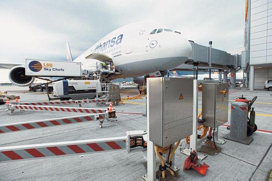 Gehäusetechnik: Wie ausgereifte, sichere Lösungen für den vernetzen Betrieb von Flughäfen aussehen, zeigte Rittal auf der internationalen Flughafenleitmesse inter airport Europe in München (8. bis 11. Oktober). Gehäusetechnik: Wie ausgereifte, sichere Lösungen für den vernetzen Betrieb von Flughäfen aussehen, zeigte Rittal auf der internationalen Flughafenleitmesse inter airport Europe in München (8. bis 11. Oktober).