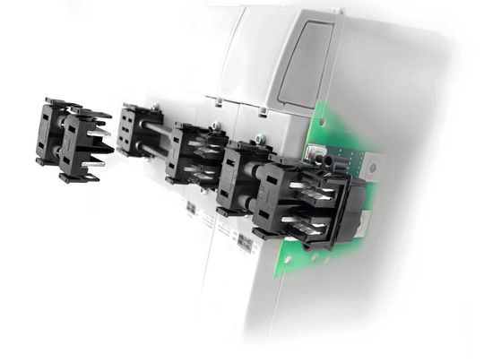 Modulare Stromschienen: Die Lösung ist ausgelegt auf den Einsatz in IP20 Servo-Mehrachsverstärkern für den Zwischenkreis und die 24-V-Steuerspannungsversorgung. Modulare Stromschienen: Die Lösung ist ausgelegt auf den Einsatz in IP20 Servo-Mehrachsverstärkern für den Zwischenkreis und die 24-V-Steuerspannungsversorgung.