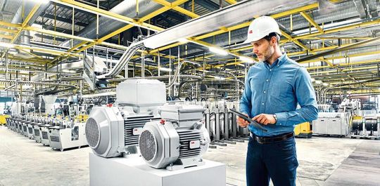 Der ABB Ability Smart Sensor hilft dabei, den Zustand von Motoren, Pumpen und Lagern anhand von Betriebs- und Zustandsparametern zu analysieren.