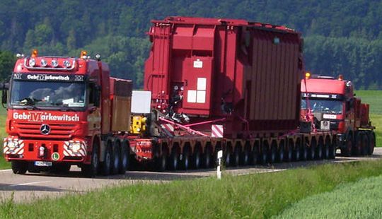 Die Multilift-Gruppe setzt bereits Scheuerle-Schwerlast-Kombinationsfahrwerke der Baureihe Intercombi ein. Jetzt hat die Gruppe neue, selbstfahrende SPMT-Einheiten geordert. Bild: Scheuerle Die Multilift-Gruppe setzt bereits Scheuerle-Schwerlast-Kombinationsfahrwerke der Baureihe Intercombi ein. Jetzt hat die Gruppe neue, selbstfahrende SPMT-Einheiten geordert. Bild: Scheuerle