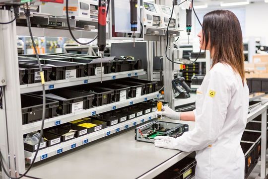 Bei B&R unterstützen Assistenzsysteme wie digitale Arbeitsanweisungen, Trainingsvideos und Pick-by-Light die Mitarbeiter.