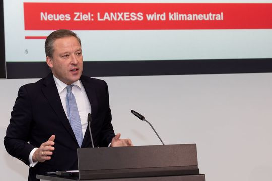 Auf einer Pressekonferenz präsentiert Vorstandsvorsitzender Matthias Zachert das neue Klimaziel von Lanxess: Klimaneutralität bis 2040. Auf einer Pressekonferenz präsentiert Vorstandsvorsitzender Matthias Zachert das neue Klimaziel von Lanxess: Klimaneutralität bis 2040.