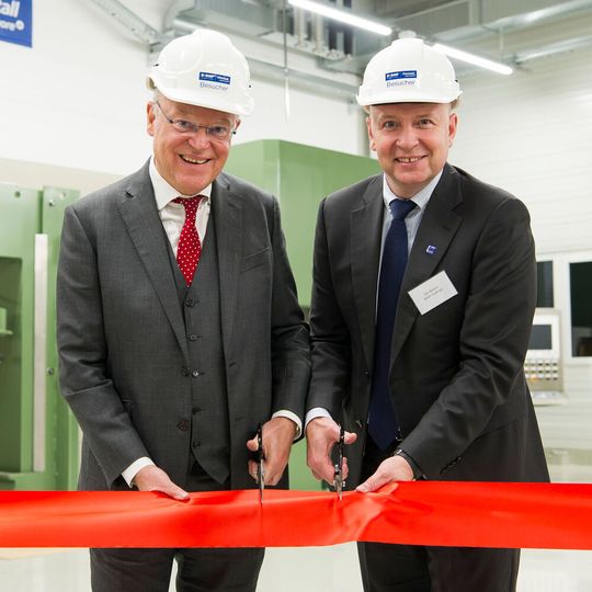 Stephan Weil, Ministerpräsident von Niedersachsen (links), und Dirk Bremm, Leiter des Unternehmensbereichs Coatings der BASF, weihen die Erweiterung des Chemetall-Standortes in Langelsheim ein. Stephan Weil, Ministerpräsident von Niedersachsen (links), und Dirk Bremm, Leiter des Unternehmensbereichs Coatings der BASF, weihen die Erweiterung des Chemetall-Standortes in Langelsheim ein.
