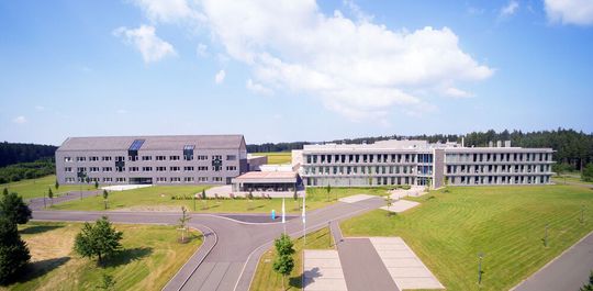 Nicht nur die Kunststoffverarbeitung beherrscht Raumedic in Helmbrechts. Als Entwicklungspartner der Medizintechnikindustrie unterstützt das Unternehmen Kunden auch bei der Umsetzung der EU-MDR. Nicht nur die Kunststoffverarbeitung beherrscht Raumedic in Helmbrechts. Als Entwicklungspartner der Medizintechnikindustrie unterstützt das Unternehmen Kunden auch bei der Umsetzung der EU-MDR.