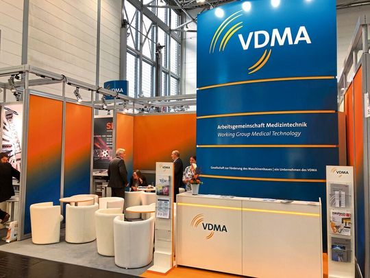 Über 250 Unternehmen aus der gesamten Prozesskette sind Teil der Arbeitsgemeinschaft Medizintechnik des VDMA – fünf davon sind am Stand des Verbands anzutreffen. Über 250 Unternehmen aus der gesamten Prozesskette sind Teil der Arbeitsgemeinschaft Medizintechnik des VDMA – fünf davon sind am Stand des Verbands anzutreffen.