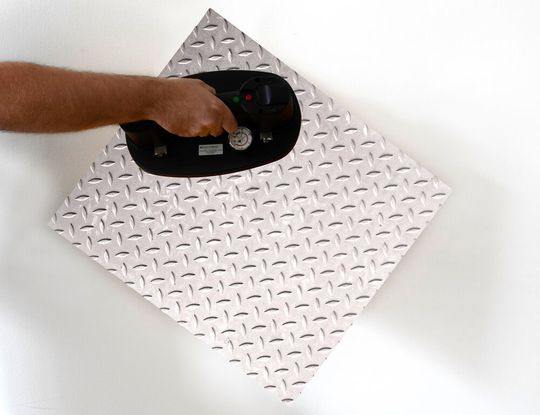 Der elktronische Handsauger vom Typ Nemo hebt unterschiedliche Materialien. Der elktronische Handsauger vom Typ Nemo hebt unterschiedliche Materialien.
