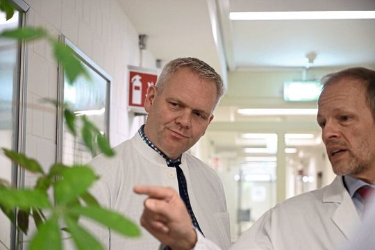 Björn Thümler (links) und Prof. Dr. Jörg Overmann (rechts) in der Abteilung Pflanzenviren Björn Thümler (links) und Prof. Dr. Jörg Overmann (rechts) in der Abteilung Pflanzenviren