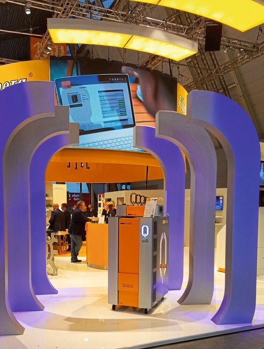 Eine gelungene Messepräsenz mit der Industrie 4.0-fähigen Plasmaschneidanlage „Q“ – der Fokus für Kjellberg Finsterwalde lag in diesem Jahr eindeutig auf den Themen Digitalisierung und Vernetzung. Eine gelungene Messepräsenz mit der Industrie 4.0-fähigen Plasmaschneidanlage „Q“ – der Fokus für Kjellberg Finsterwalde lag in diesem Jahr eindeutig auf den Themen Digitalisierung und Vernetzung.