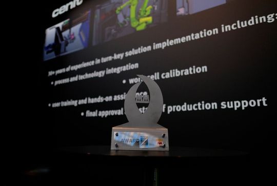 Mit der Lösung hat Cenit eine Plattform geschaffen, die klassische CAM- und OLP-Systeme, also nicht nur beim Roboter, sondern bei allen Maschinen und Anlagen, durch interdisziplinäre und einfachere Prozessbeschreibungen ersetzt. Mit der Lösung hat Cenit eine Plattform geschaffen, die klassische CAM- und OLP-Systeme, also nicht nur beim Roboter, sondern bei allen Maschinen und Anlagen, durch interdisziplinäre und einfachere Prozessbeschreibungen ersetzt.