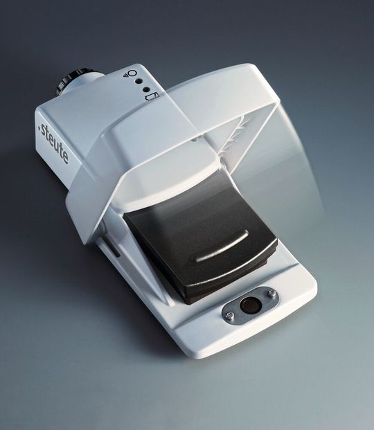 Der neue Funkfußschalter für medizinische Lasergeräte kommuniziert per Funk mit der Lasereinheit. Der neue Funkfußschalter für medizinische Lasergeräte kommuniziert per Funk mit der Lasereinheit.