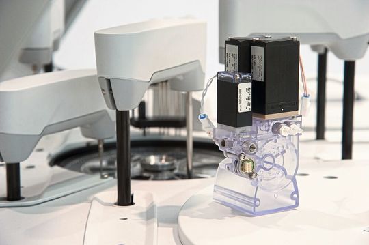Neue Fluidmanagement-Lösung für die In-vitro-Diagnostik: Die Dosiereinheit für einen neuen Analysator wurde von OEM und Bürkert-Systemspezialisten gemeinsam entwickelt. Neue Fluidmanagement-Lösung für die In-vitro-Diagnostik: Die Dosiereinheit für einen neuen Analysator wurde von OEM und Bürkert-Systemspezialisten gemeinsam entwickelt.