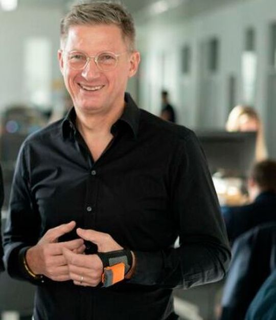 „Diese Partnerschaft ist ein weiteres Beispiel dafür, wie wir bei der Weiterentwicklung von Industrie 4.0 und dem industriellen Internet der Dinge einen human-zentrischen Ansatz verfolgen“, kommentiert Andreas König, CEO von Pro Glove. „Diese Partnerschaft ist ein weiteres Beispiel dafür, wie wir bei der Weiterentwicklung von Industrie 4.0 und dem industriellen Internet der Dinge einen human-zentrischen Ansatz verfolgen“, kommentiert Andreas König, CEO von Pro Glove.