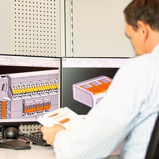 Die Wago 221 verbindet laut Hersteller alle gängigen Leiterarten schnell, einfach und sicher – und das werkzeuglos: Hebel auf, Leiter rein, Hebel zu.