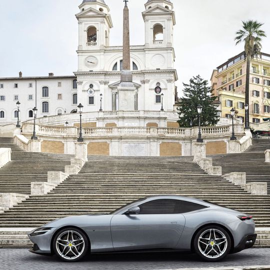 Das Design des neuen Ferrari Roma setzt auf elegante Rundungen statt scharfe Kanten. Das Design des neuen Ferrari Roma setzt auf elegante Rundungen statt scharfe Kanten.