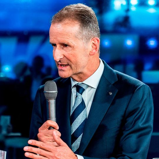 Volkswagenchef Herbert Diess zollt Tesla Respekt. Volkswagenchef Herbert Diess zollt Tesla Respekt.