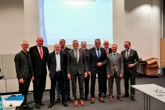 ASA-Jahrespressegespräch in Frankfurt (v.l.): Wolf Erik Schmitt, Fachbereichsleiter Hebetechnik; Wolfgang Börsch, Fachbereichsleiter Software und Dienstleistungen; Bernhard Hoffmann, Fachbereichsleiter Reifendienst und Achsmessgeräte; Christian Thalheimer, Leiter Arbeitsgruppe Scheinwerfereinstellprüfgeräte; Frank Beaujean, Präsident ASA; Jürgen Spieker, ASA-Beirat und Vorstandsmitglied; Harald Hahn, Vizepräsident ASA; Michael Hofmann, Fachbereichsleiter b2b; Andreas Weber, Fachbereichsleiter Abgasabsauganlagen sowie Olaf Mußhoff, Director Automechanika Frankfurt (zum Vergrößern anklicken).