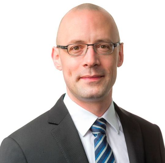Dr. Falk-Florian Henrich, Gründer und CEO von Smart Steel Technologies: „Mit unserer KI-basierten Software erhält die Stahlbranche ein Werkzeug, mit dem der Energieverbrauch in der Stahlproduktion gesenkt und enorme monetäre Einsparungen erzielt werden können.“ Dr. Falk-Florian Henrich, Gründer und CEO von Smart Steel Technologies: „Mit unserer KI-basierten Software erhält die Stahlbranche ein Werkzeug, mit dem der Energieverbrauch in der Stahlproduktion gesenkt und enorme monetäre Einsparungen erzielt werden können.“