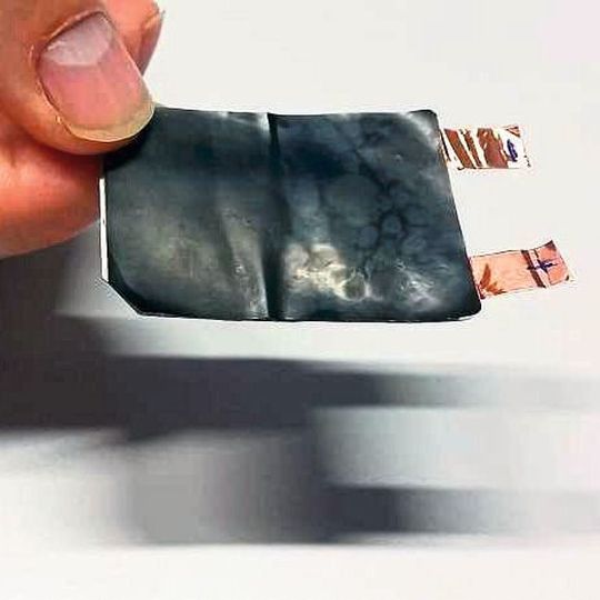 Der Prototyp der flexiblen Batterie, welche von ETH-Forscher Markus Niederberger und seinem Team entwickelt wurde. Der Prototyp der flexiblen Batterie, welche von ETH-Forscher Markus Niederberger und seinem Team entwickelt wurde.