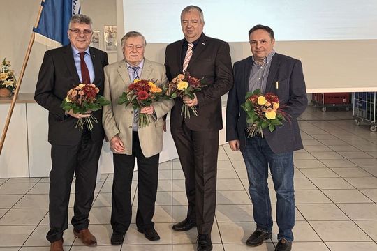 Mitgliederversammlung des Kfz-Gewerbes Sachsen: (v.li.) Ralf Herrmannsdorf (Präsident), Wolfgang Seifert (Ehrenmitglied), Michael Schneider (stellv. Präsident) und Henry Siebeneicher (Vorstandsmitglied).