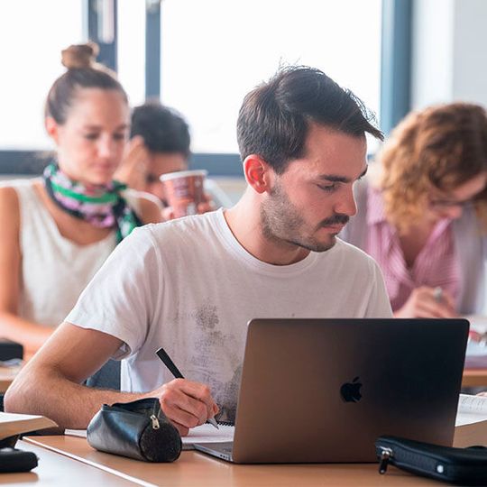 Die Hochschule der Bayerischen Wirtschaft schafft neue Digitalisierungs-Studiengänge. Die Hochschule der Bayerischen Wirtschaft schafft neue Digitalisierungs-Studiengänge.