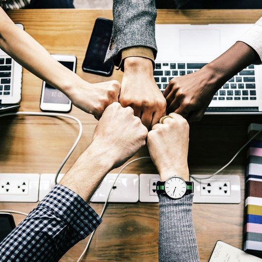 Der eco-Vorstand Dr. Norbert Pohlmann sieht die Verantwortung für IT-Sicherheit gleichermaßen bei Unternehmen, Staat und Anwendern. Der eco-Vorstand Dr. Norbert Pohlmann sieht die Verantwortung für IT-Sicherheit gleichermaßen bei Unternehmen, Staat und Anwendern.