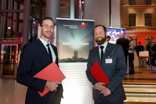 Dr. Rigo Peters und Dr. Lars Molter (v.l.) haben für ihre Entwicklung der Fausst-Technologie, mit der Faserverbundstoffe mit Stahl ohne mechansiche Sicherung gefügt werden können, den Otto-von-Guericke-Preis erhalten. Dr. Rigo Peters und Dr. Lars Molter (v.l.) haben für ihre Entwicklung der Fausst-Technologie, mit der Faserverbundstoffe mit Stahl ohne mechansiche Sicherung gefügt werden können, den Otto-von-Guericke-Preis erhalten.
