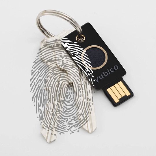 Der YubiKey Bio soll den Komfort der biometrischen Anmeldung mit den zusätzlichen Vorteilen der Sicherheit, Zuverlässigkeit und Langlebigkeit eines YubiKey bieten. Der YubiKey Bio soll den Komfort der biometrischen Anmeldung mit den zusätzlichen Vorteilen der Sicherheit, Zuverlässigkeit und Langlebigkeit eines YubiKey bieten.