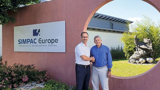 Bernd Moritz, Chief Technology Officer und Geschäftsführer von Simpac (links) sowie Joachim Weissenberger, Prokurist und Vertriebsleiter von Baumüller (rechts) haben den Kooperationsvertrag unterzeichnet. Bernd Moritz, Chief Technology Officer und Geschäftsführer von Simpac (links) sowie Joachim Weissenberger, Prokurist und Vertriebsleiter von Baumüller (rechts) haben den Kooperationsvertrag unterzeichnet.