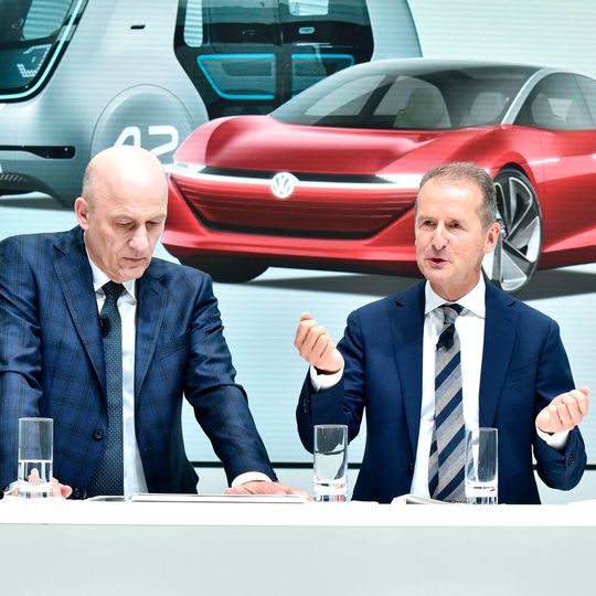 Dämpften die Erwartungen für 2020: Volkswagen-Finanzvorstand Frank Witter (li.) und Konzernchef Herbert Diess. Dämpften die Erwartungen für 2020: Volkswagen-Finanzvorstand Frank Witter (li.) und Konzernchef Herbert Diess.