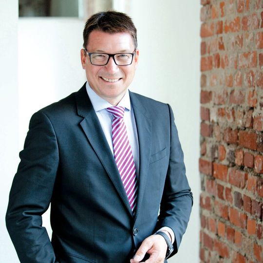 Seit 1. November 2019 ist Burkhard Balz (55) Senior Vice President Automation Systems beim global agierenden Automatisierungsspezialisten Lenze. Seit 1. November 2019 ist Burkhard Balz (55) Senior Vice President Automation Systems beim global agierenden Automatisierungsspezialisten Lenze.