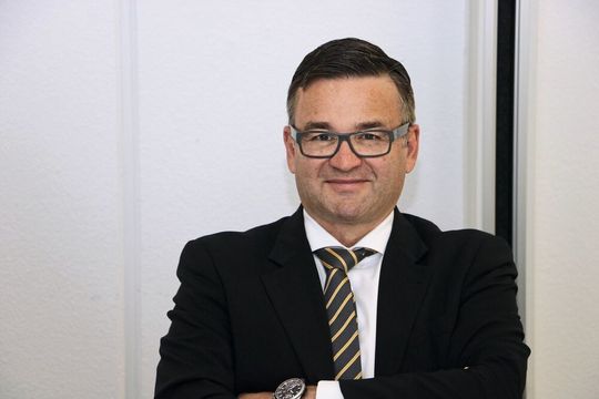 „Was diesen Angriff betrifft, sind wir bei den ermittelnden Behörden in den besten Händen, dürfen jedoch zum Vorfall selbst nur sehr wenig sagen. Damit sollen die laufenden Ermittlungen nicht gefährdet werden. Soviel jedoch kann gesagt werden: Es wurden weder Kunden- noch Lieferantendaten gestohlen, zudem konnten wir keine virale Ausbreitung des Angriffs feststellen. Das sind gute Nachrichten!“, berichtet Thomas Pilz, geschäftsführender Gesellschafter von Pilz. „Was diesen Angriff betrifft, sind wir bei den ermittelnden Behörden in den besten Händen, dürfen jedoch zum Vorfall selbst nur sehr wenig sagen. Damit sollen die laufenden Ermittlungen nicht gefährdet werden. Soviel jedoch kann gesagt werden: Es wurden weder Kunden- noch Lieferantendaten gestohlen, zudem konnten wir keine virale Ausbreitung des Angriffs feststellen. Das sind gute Nachrichten!“, berichtet Thomas Pilz, geschäftsführender Gesellschafter von Pilz.