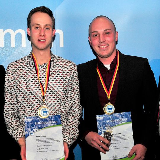 Die Bundessieger 2019 bei den PLW des deutschen Kfz-Gewerbes: (v. li.) Automobilkaufmann Franz Träger und Kfz-Mechatroniker Christian Schneider. Die Bundessieger 2019 bei den PLW des deutschen Kfz-Gewerbes: (v. li.) Automobilkaufmann Franz Träger und Kfz-Mechatroniker Christian Schneider.