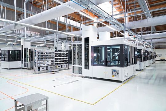 Smarte Fabrik 4.0: Seit Mitte 2018 fertigt Sick am Standort Freiburg Sensoren in einer vernetzten Fabrik mit autonomen digitalen Produktions-und Steuerungsprozessen. Smarte Fabrik 4.0: Seit Mitte 2018 fertigt Sick am Standort Freiburg Sensoren in einer vernetzten Fabrik mit autonomen digitalen Produktions-und Steuerungsprozessen.