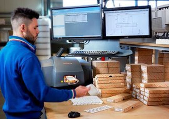Digitalisiert: Die Markierungssoftware M-Print® PRO ist direkt mit dem CAE-System von AEPI verbunden. Digitalisiert: Die Markierungssoftware M-Print® PRO ist direkt mit dem CAE-System von AEPI verbunden.