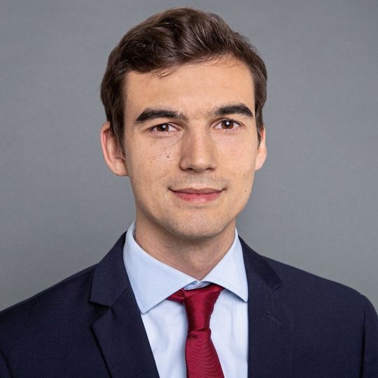Julian Vogel erhält den Studienpreis Wirtschaftschemie 2019 der GDCh-Fachgruppe Vereinigung für Chemie und Wirtschaft. Julian Vogel erhält den Studienpreis Wirtschaftschemie 2019 der GDCh-Fachgruppe Vereinigung für Chemie und Wirtschaft.