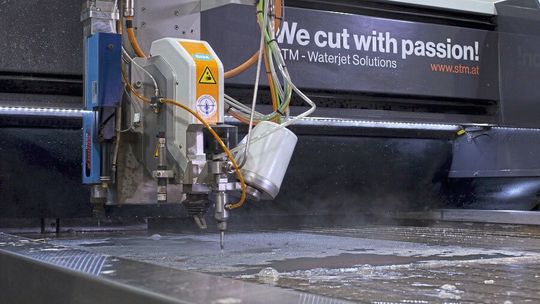 Die PremiumCut-Wasserstrahlschneidanlage ist mit dem Schneidkopf STM TAC/12 ausgestattet, um präzise 90°-Schnitte ausführen zu können. Die PremiumCut-Wasserstrahlschneidanlage ist mit dem Schneidkopf STM TAC/12 ausgestattet, um präzise 90°-Schnitte ausführen zu können.