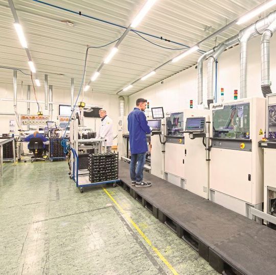 Bild 1: Auf fünf Lackierlinien werden bei BMK jährlich über 1 Mio. Baugruppen lackiert. Dabei können 17 verschiedene Lacke (PU und Acryl) verwendet werden. Bild 1: Auf fünf Lackierlinien werden bei BMK jährlich über 1 Mio. Baugruppen lackiert. Dabei können 17 verschiedene Lacke (PU und Acryl) verwendet werden.