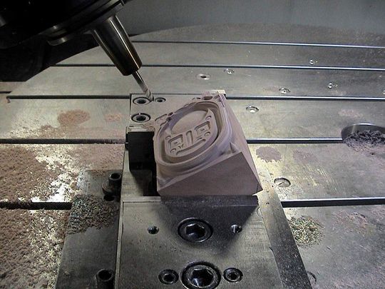 Durch die Abstimmung aller Parameter einer Fünfachs-Simultan-Fräsbearbeitung wird es möglich, perfekte Teile zu fertigen. Ein Standardtest kann dabei helfen, optimale Fertigungsergebnisse zu erzielen. Bild: Vogler CNC-Beratung Durch die Abstimmung aller Parameter einer Fünfachs-Simultan-Fräsbearbeitung wird es möglich, perfekte Teile zu fertigen. Ein Standardtest kann dabei helfen, optimale Fertigungsergebnisse zu erzielen. Bild: Vogler CNC-Beratung