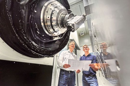 Ein maschinelles Zwillingspaar fräste jetzt bei Premium Aerotec: zwei miteinaner verkettete Eco Speed F 2040. Hier ist der Winkelkopf einer der Maschinen bei der Umschlagsbearbeitung zu sehen. Das System kann Fräs- und Bohroperationen, die der Flugzeugbauer früher nachträglich auf einer anderen Maschine durchführen musste. Ein maschinelles Zwillingspaar fräste jetzt bei Premium Aerotec: zwei miteinaner verkettete Eco Speed F 2040. Hier ist der Winkelkopf einer der Maschinen bei der Umschlagsbearbeitung zu sehen. Das System kann Fräs- und Bohroperationen, die der Flugzeugbauer früher nachträglich auf einer anderen Maschine durchführen musste.