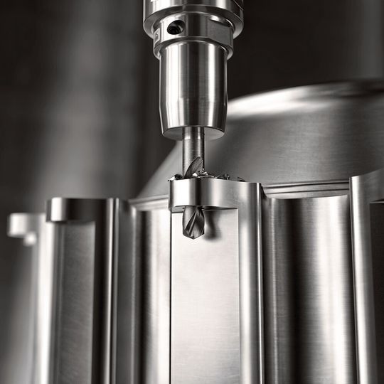 Der neue Vollhartmetallbohrer Coro Drill 860 mit SM-Geometrie eigne sich zur sicheren Bohrungsherstellung in ISO-S-Materialien wie warmfeste Superlegierungen. Der neue Vollhartmetallbohrer Coro Drill 860 mit SM-Geometrie eigne sich zur sicheren Bohrungsherstellung in ISO-S-Materialien wie warmfeste Superlegierungen.