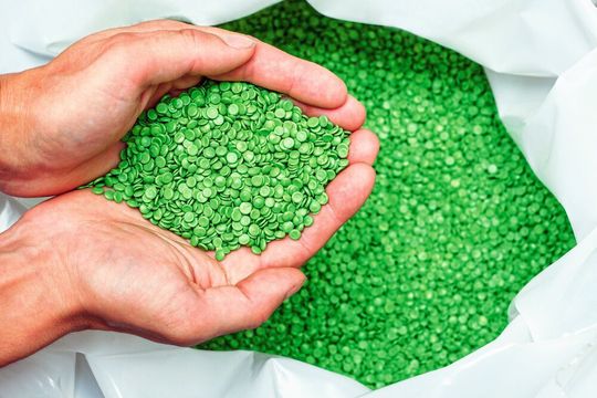 Um die Ökobilanz des Unternehmens zu verbessern und auch als Verkaufsargument für Endkunden sind Biokunststoffe tauglich. Aber ihre Nachhaltigkeit ist fraglich. Um die Ökobilanz des Unternehmens zu verbessern und auch als Verkaufsargument für Endkunden sind Biokunststoffe tauglich. Aber ihre Nachhaltigkeit ist fraglich.