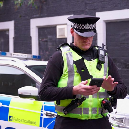 App statt Notizblock: die schottische Polizei kann administrative Aufgaben jetzt direkt am Einsatzort erledigen. App statt Notizblock: die schottische Polizei kann administrative Aufgaben jetzt direkt am Einsatzort erledigen.