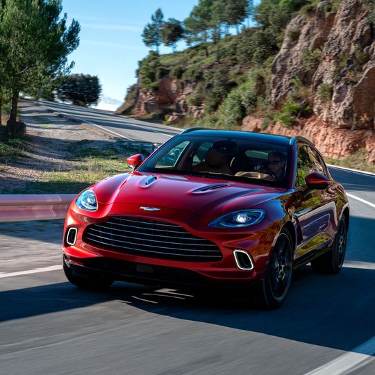 Im Frühjahr 2020 geht der Aston Martin DBX offiziell an den Start. Im Frühjahr 2020 geht der Aston Martin DBX offiziell an den Start.
